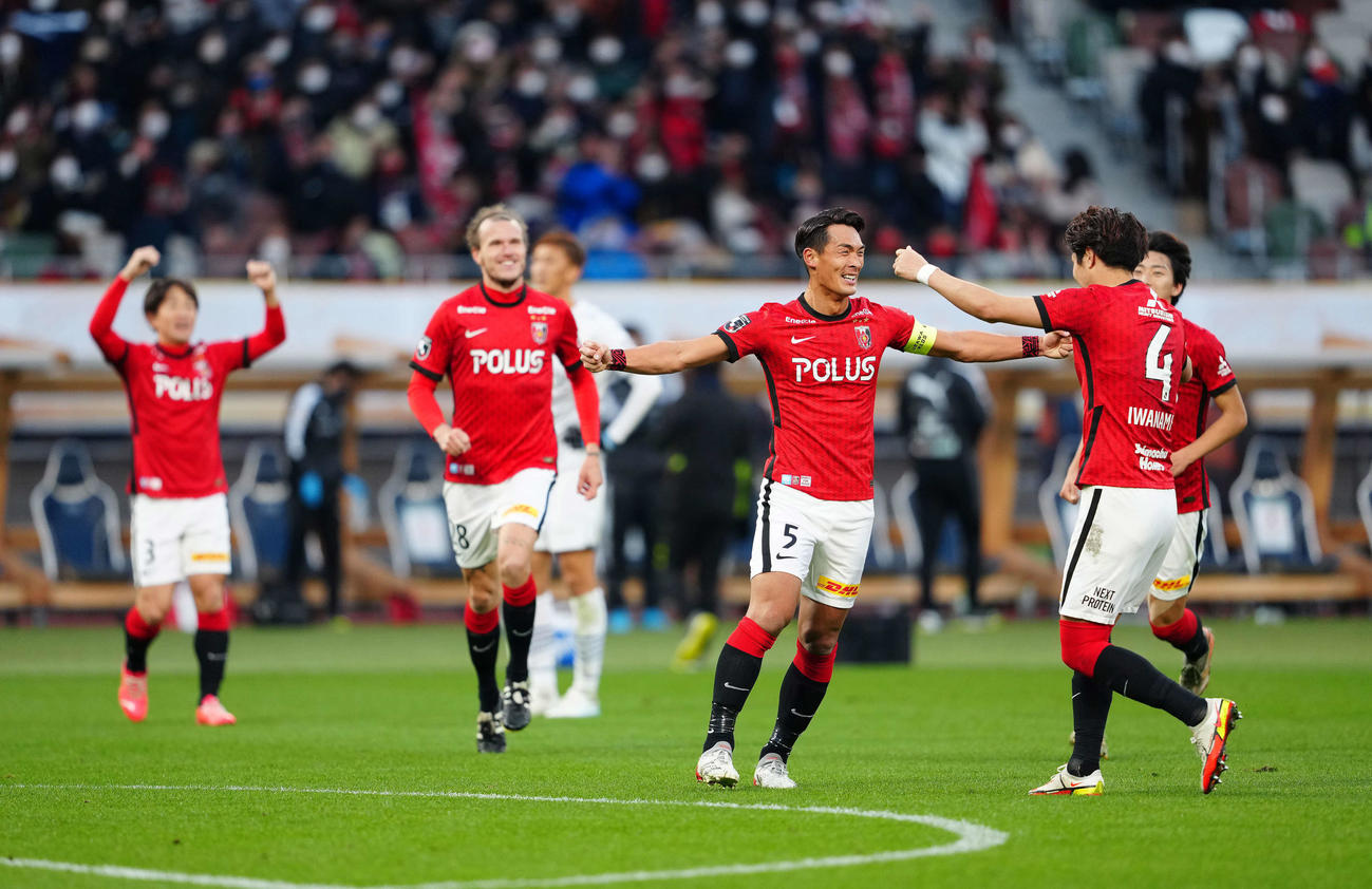 浦和対大分　試合終了のホイッスルを聞き、歓喜する槙野（中央）ら浦和の選手たち（撮影・江口和貴）