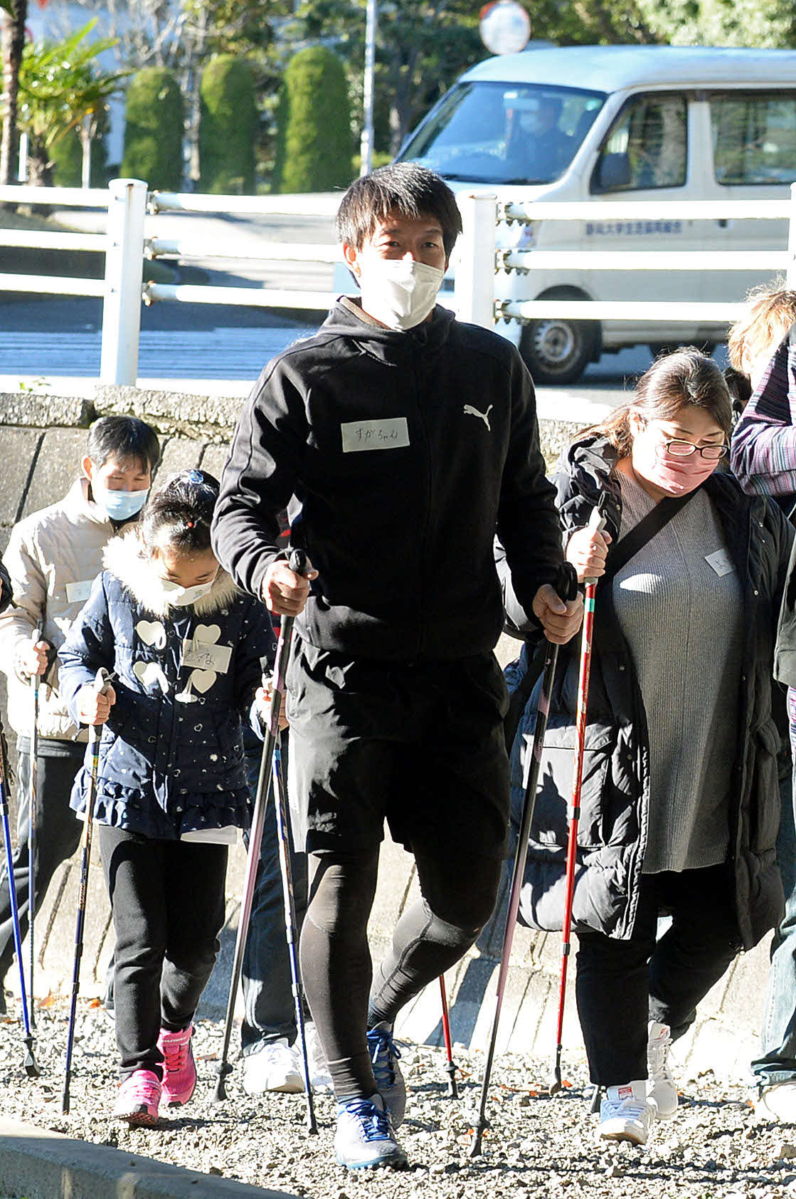 参加者とノルディックウオーキングを行う沼津菅井（手前）