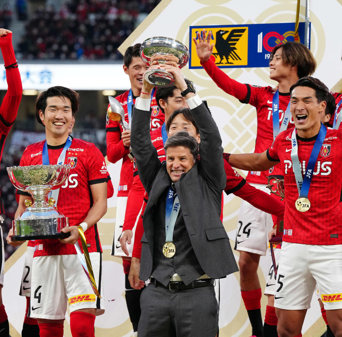浦和対大分　優勝し天皇杯を掲げる浦和ロドリゲス監督（中央）（撮影・江口和貴）