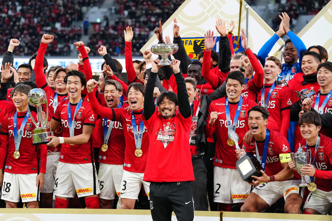 浦和対大分　優勝し天皇杯を掲げる浦和阿部（中央）（撮影・江口和貴）