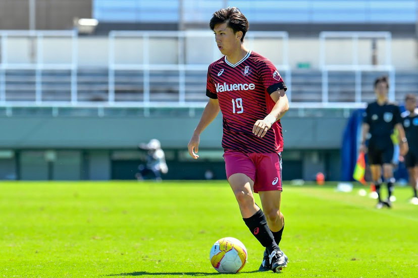 ボールをキープする安斎（早稲田大学ア式蹴球部提供）