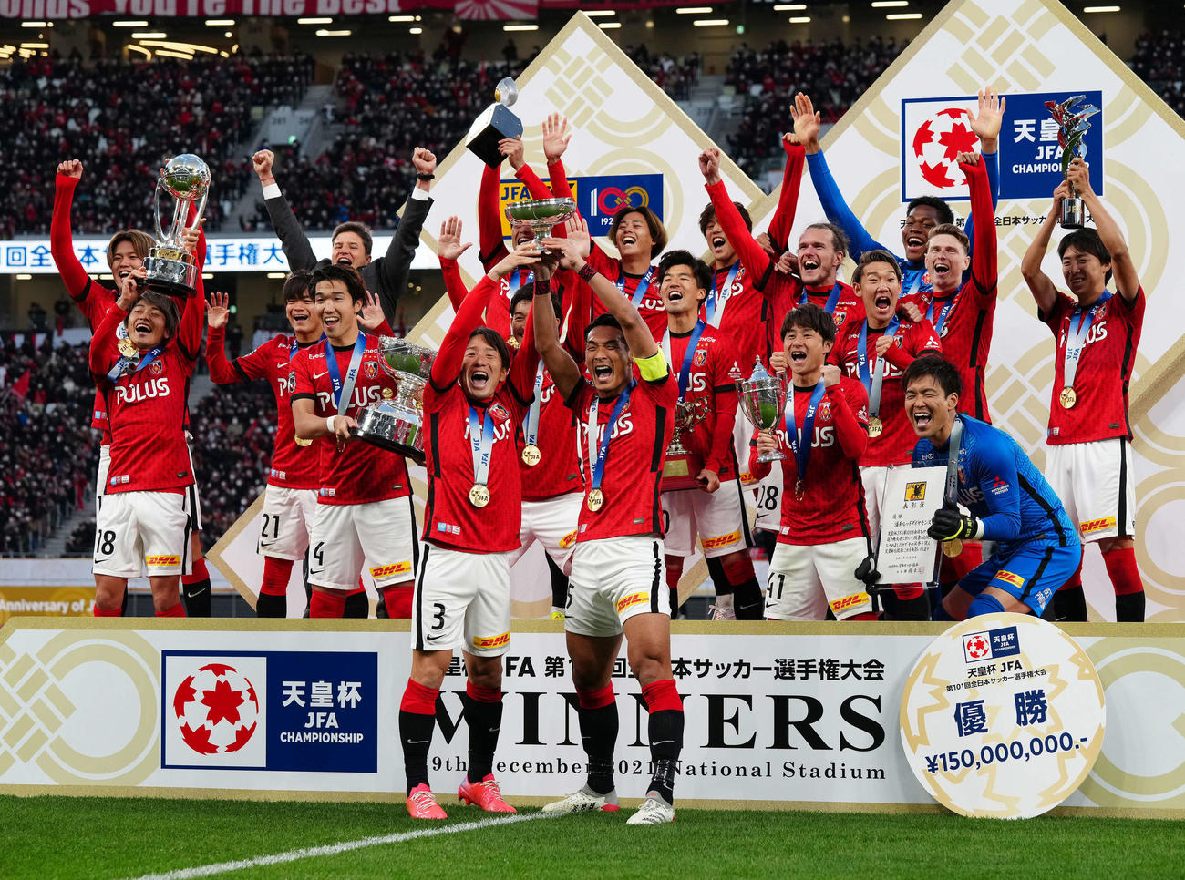 浦和対大分　優勝し歓喜する槙野（手前右）ら浦和の選手たち。同左は宇賀神（撮影・江口和貴）