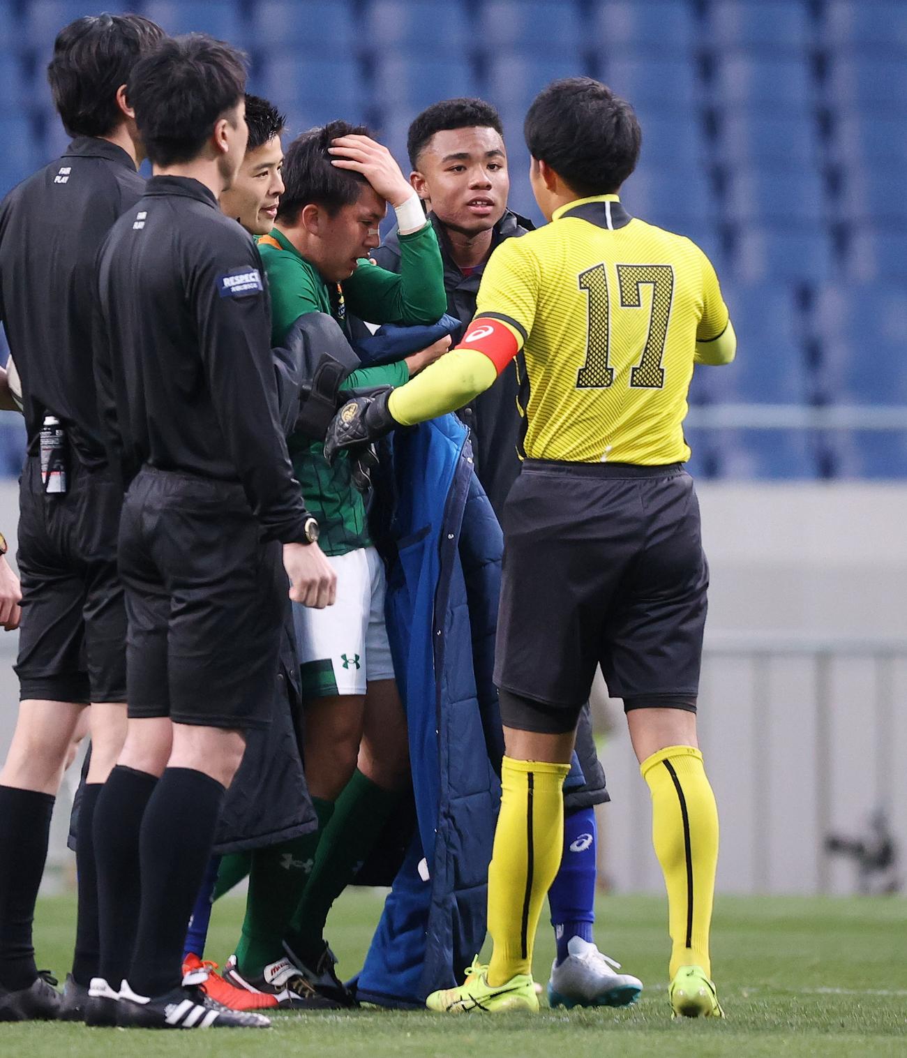 決勝で山梨学院に敗れ、涙を流す安斎（中央）