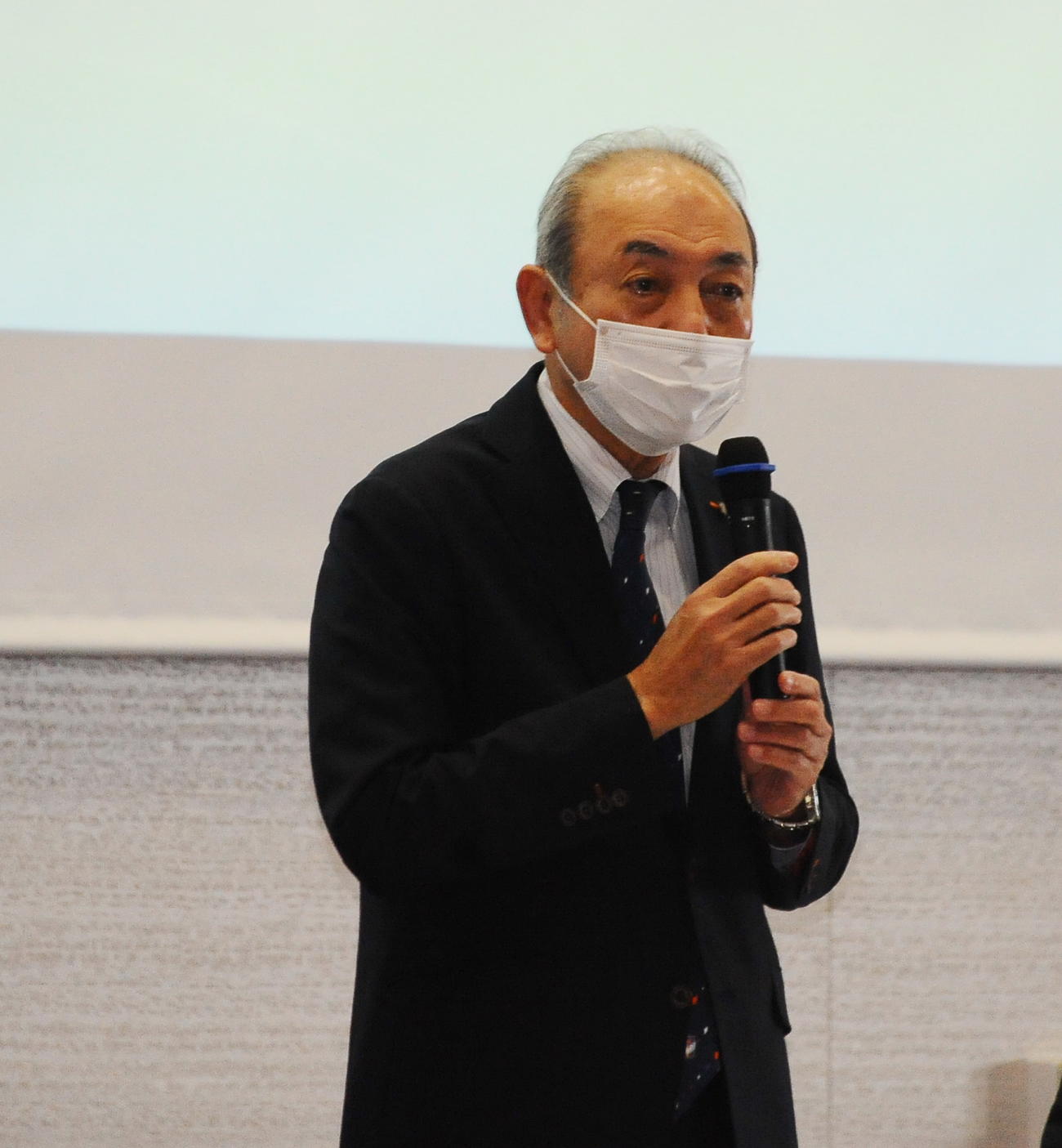サポーターカンファレンスで来季の展望を話す中野社長