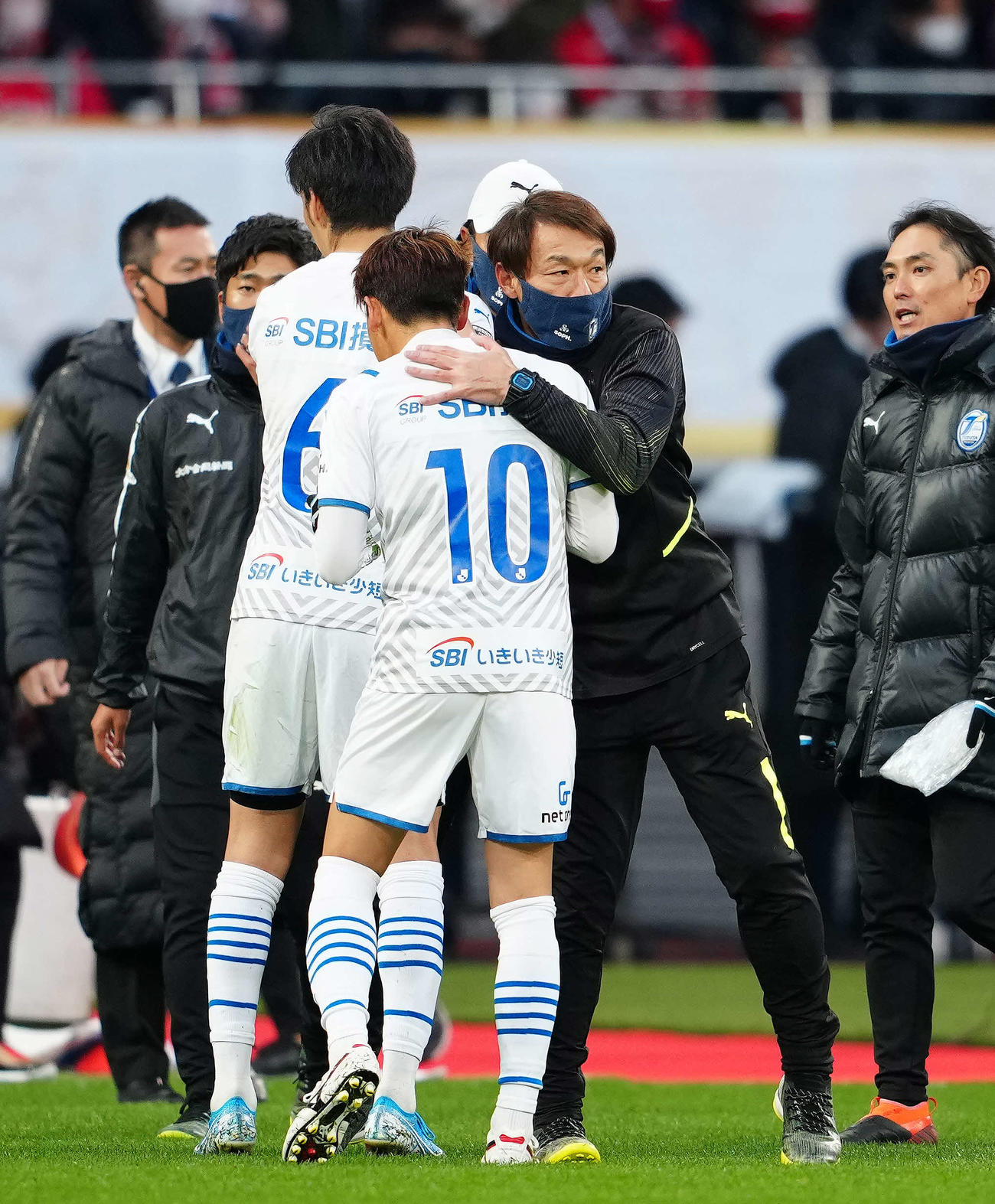 浦和対大分　試合後、大分の選手たちをねぎらう片野坂監督（中央右）（2021年12月19日撮影）