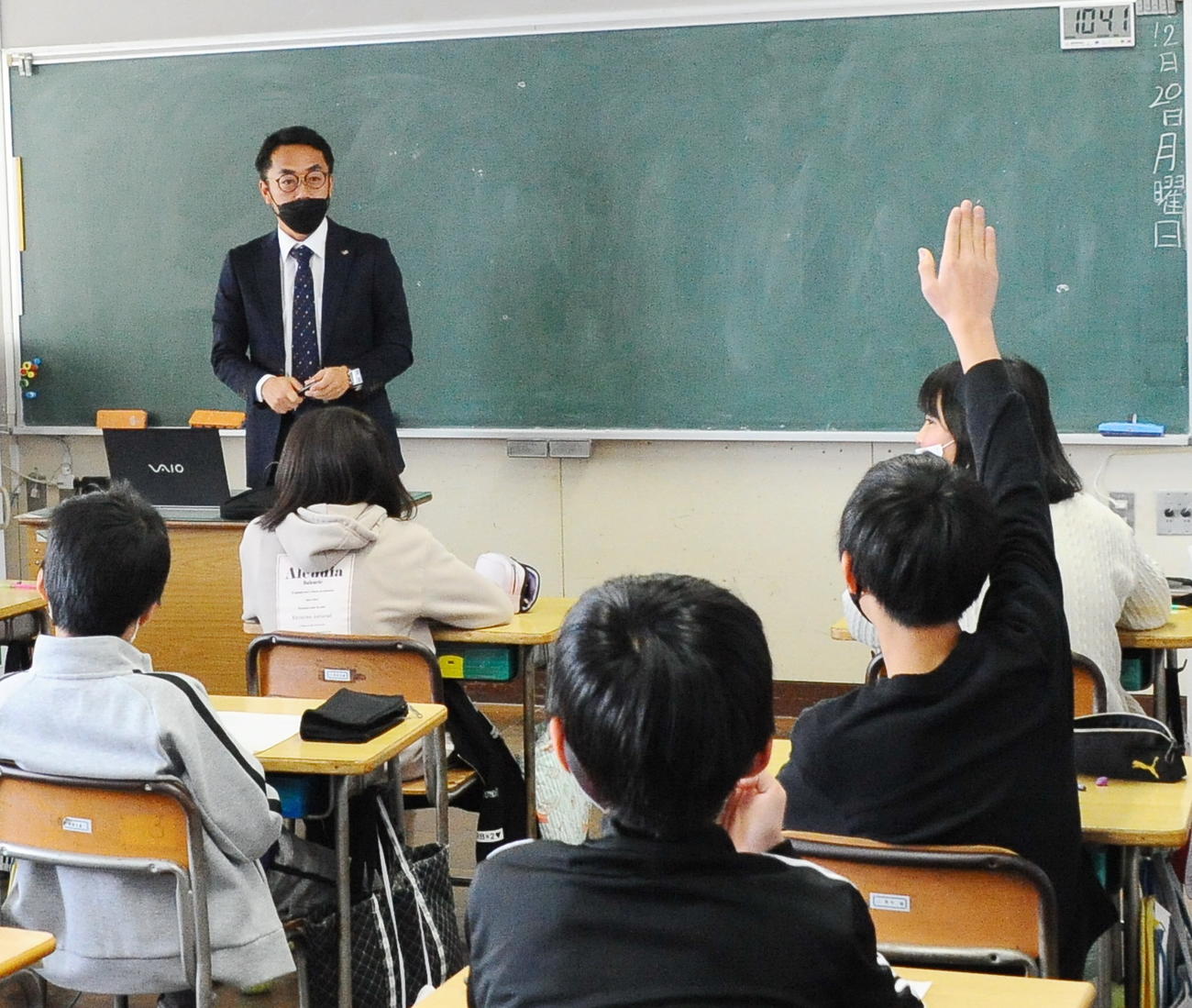 児童から質問を受ける渡辺コーチ（左奥）