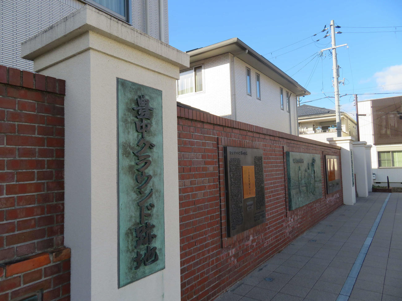 大阪・豊中市にある「高校野球発祥の地記念公園」内に飾られる「豊中グラウンド跡地」の石碑。奥には高校野球にまつわるモニュメントも並ぶ（撮影・磯綾乃）