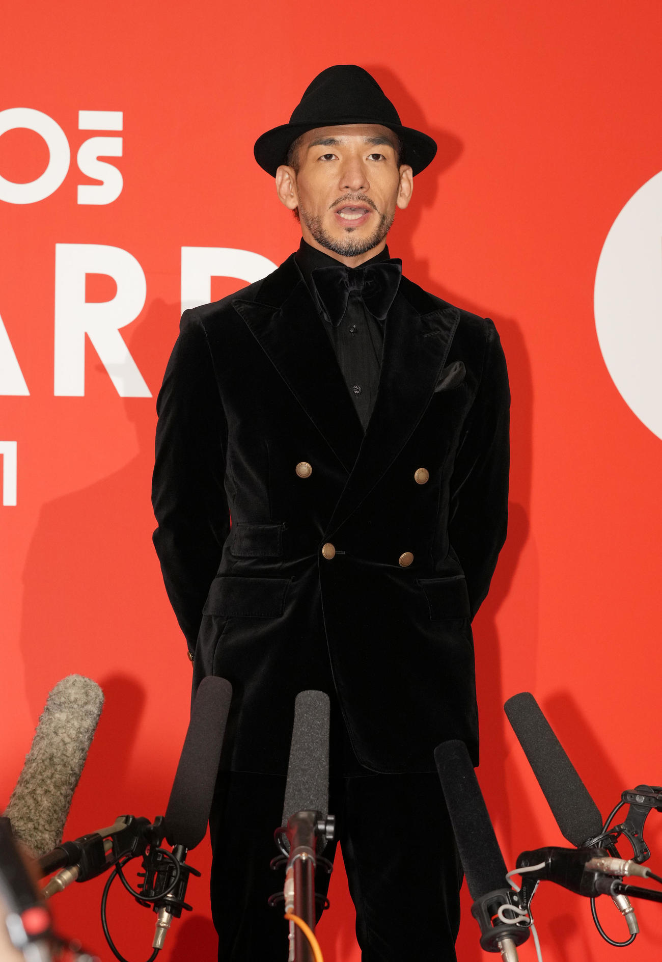 「HEROs AWARD 2021」の表彰式に訪れ、記者の質問に答える中田氏（撮影・菅敏）