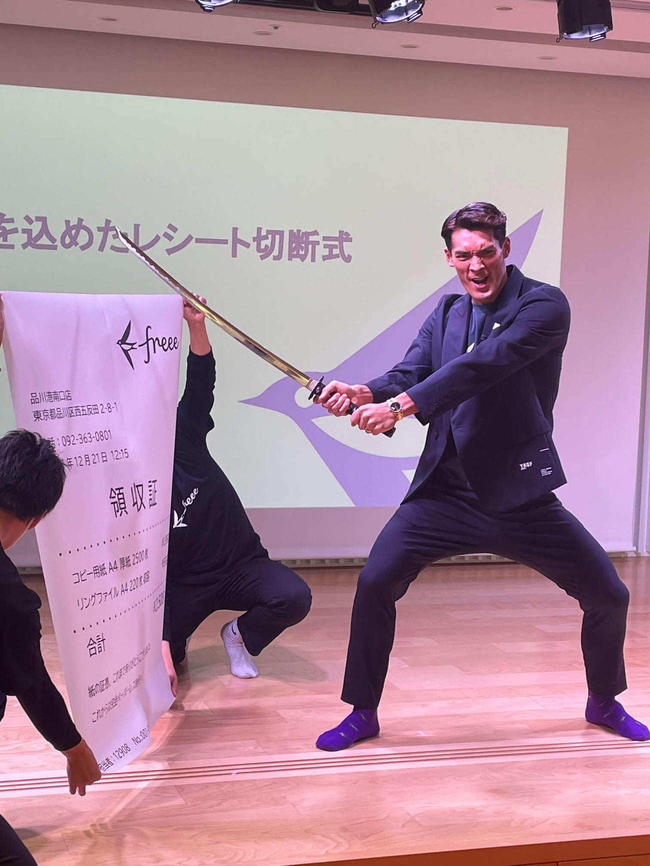 freee社の「さよなら、レシート感謝祭」に出席し、ドヤ顔で巨大なレシートを斬る槙野智章