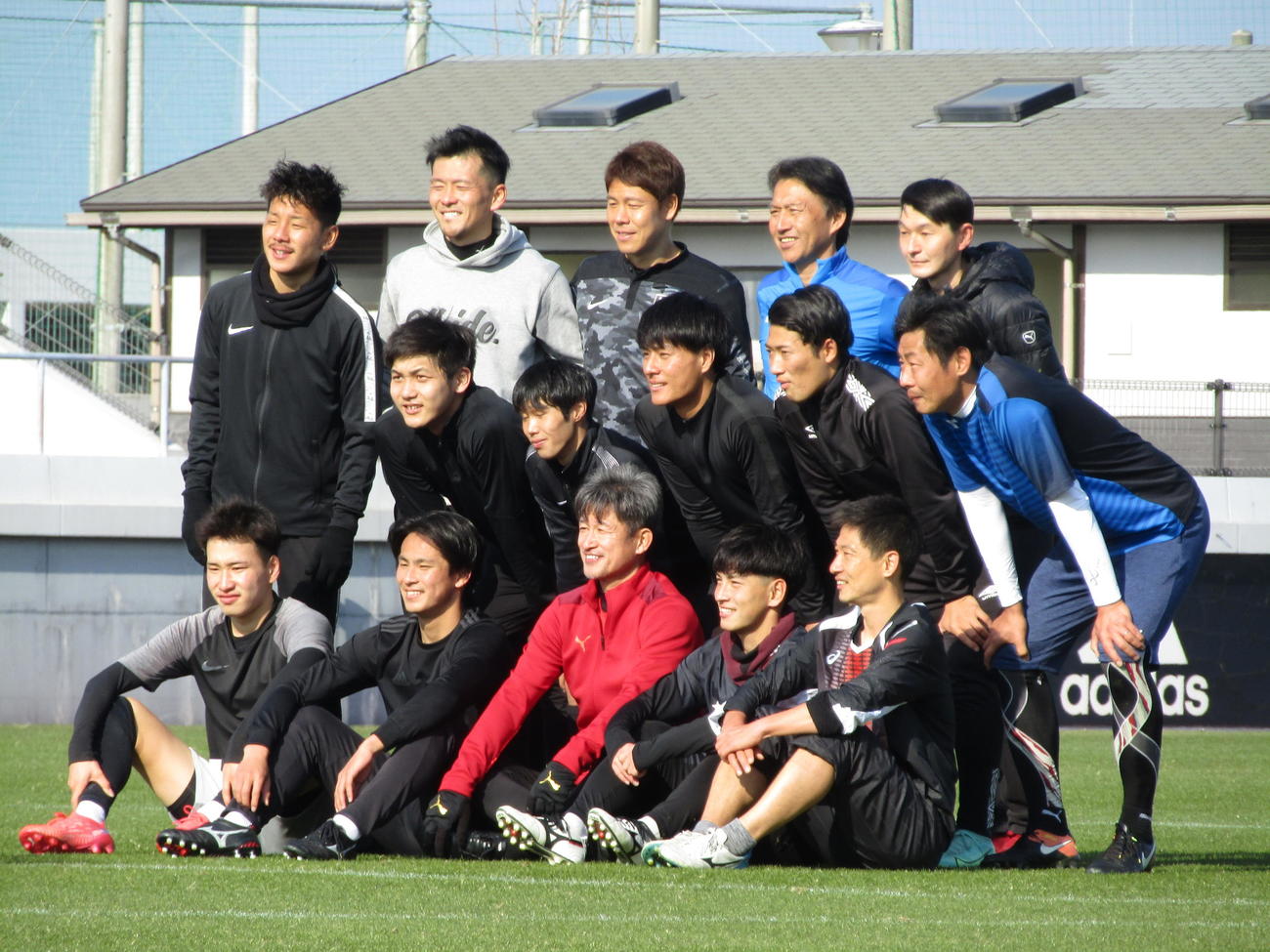 練習相手の大学生と記念撮影に収まるカズ（前列中央）