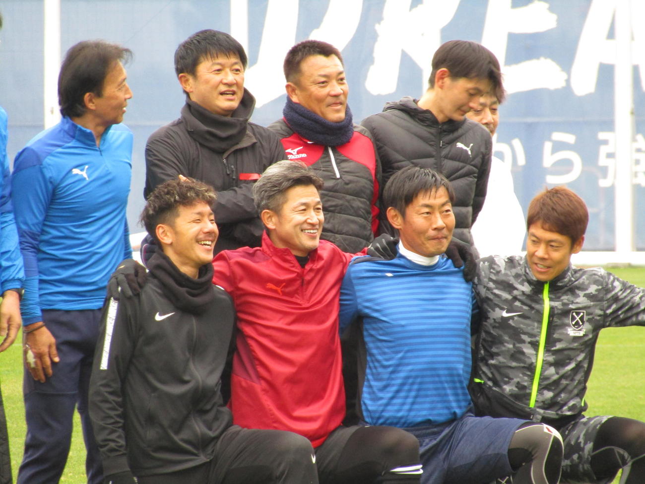 自主トレ合宿を打ち上げたカズ（前列中央）は仲間と記念撮影