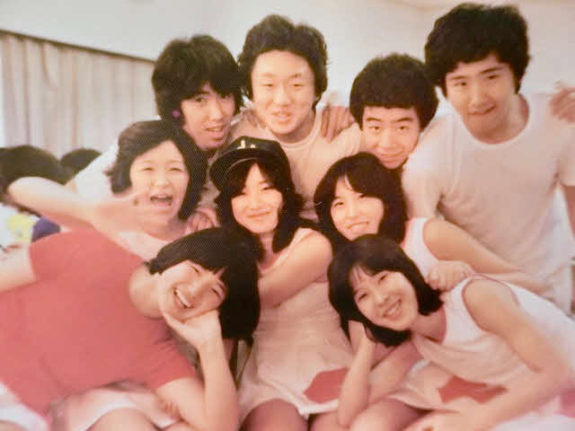 「日本テレビ音楽祭」に出演し、楽屋で記念撮影するザ・バーズ。中央が嵯峨、後列左はカブキロックスの氏神一番
