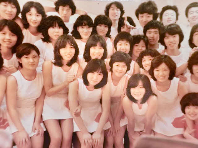 「日本テレビ音楽祭」に出演し、楽屋で記念撮影するザ・バーズ。前列右から3人目が嵯峨