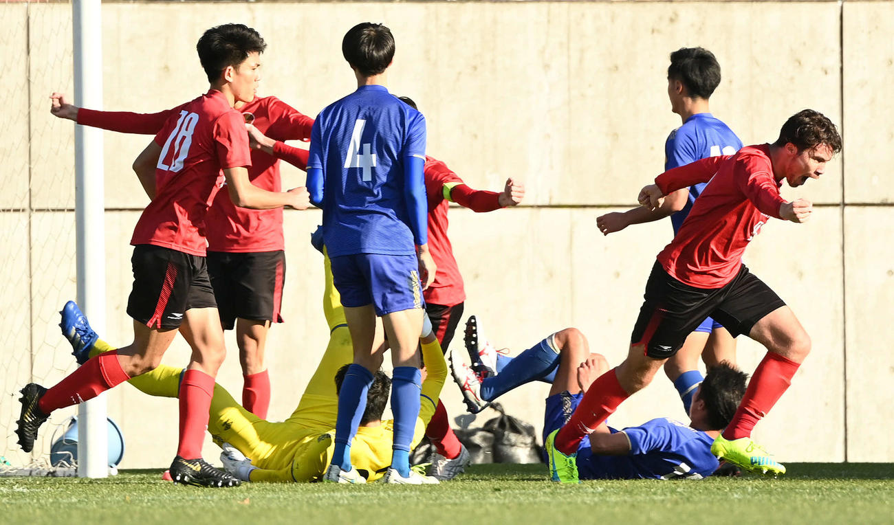 阪南大対駒大　後半、ゴールを決め雄たけびを上げる駒大・宮崎鴻（右）（撮影・横山健太）