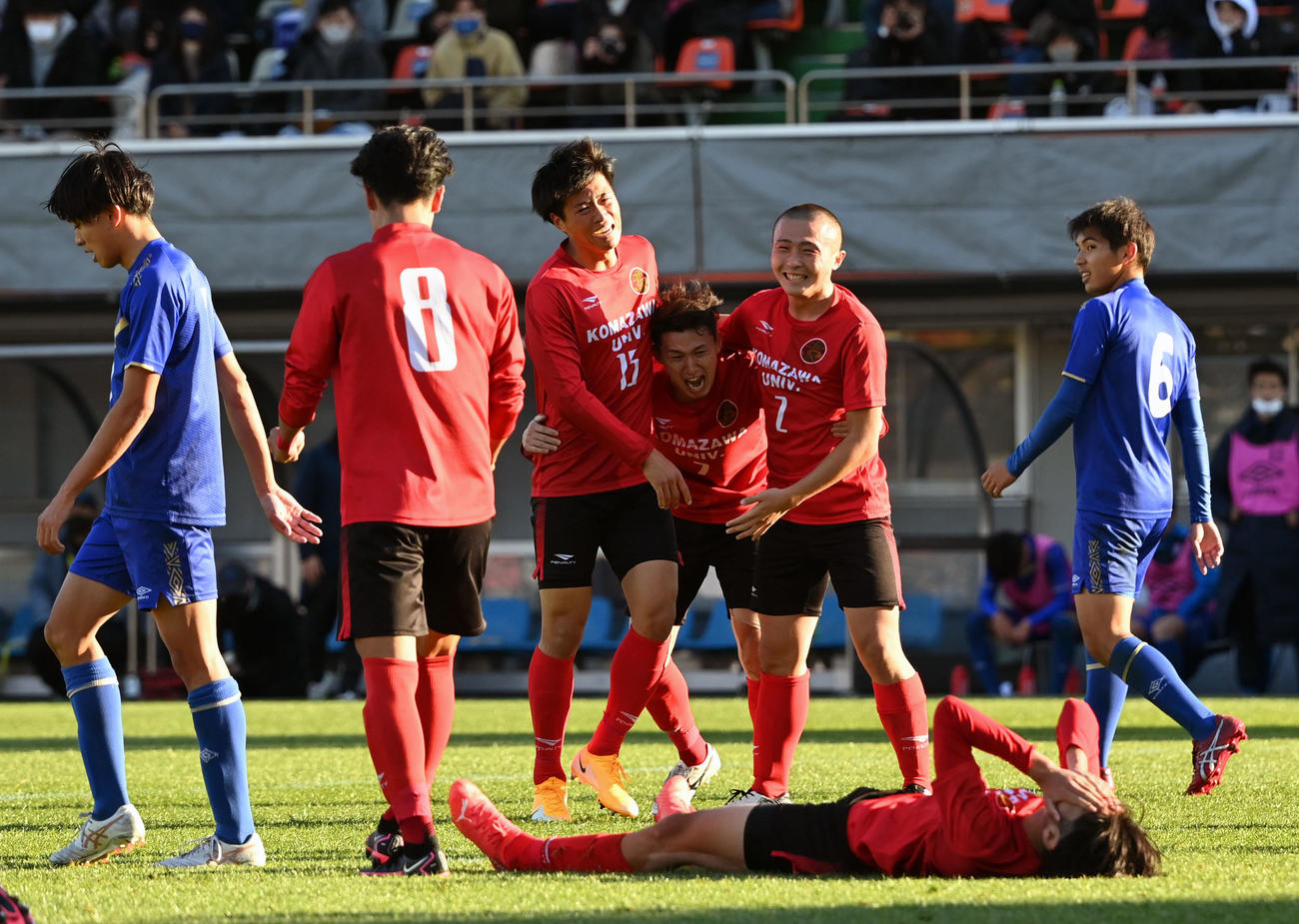 阪南大対駒大　全日本大学サッカー選手権で優勝を果たし歓喜する駒大イレブン（撮影・横山健太）