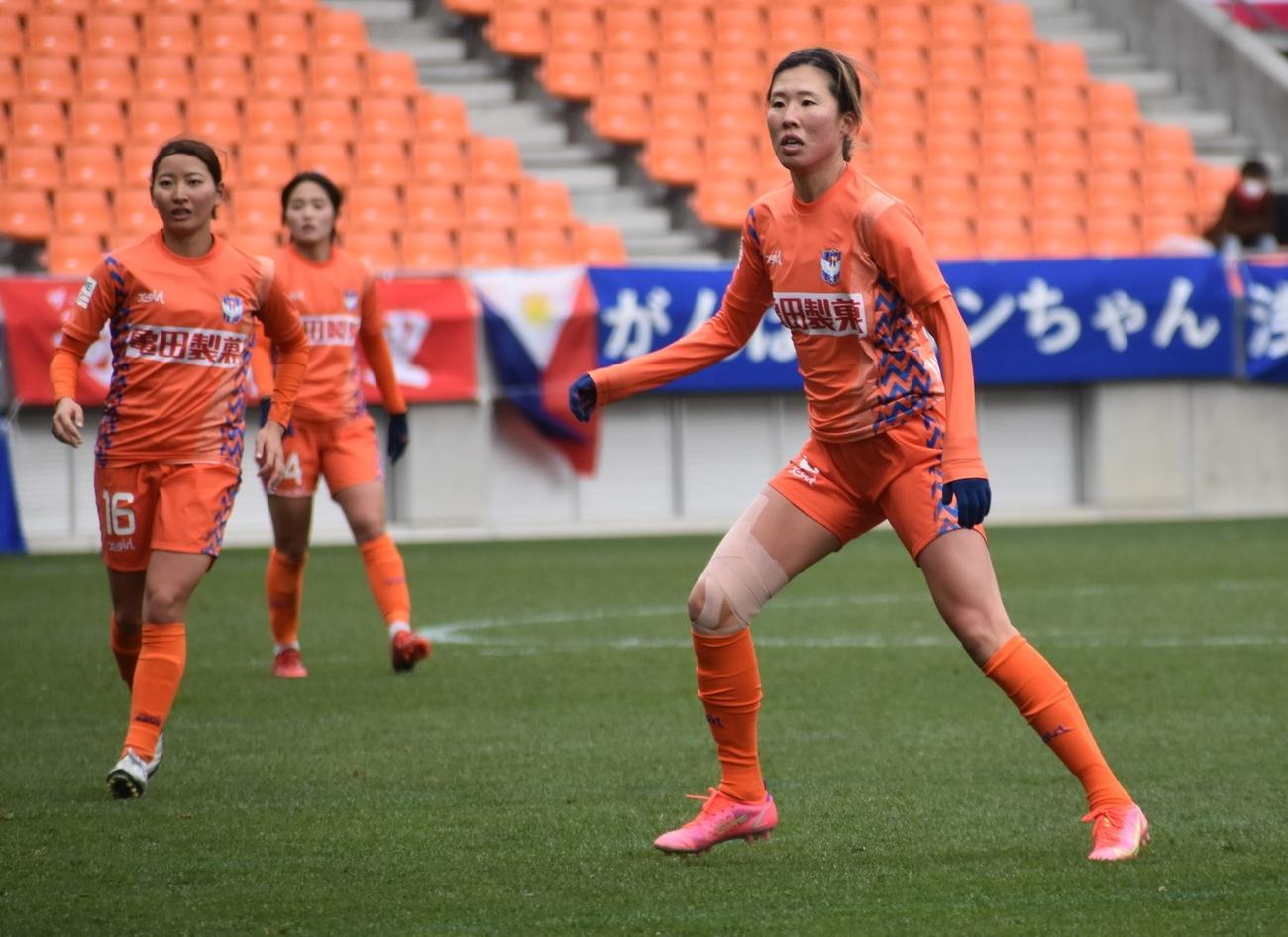 約6カ月ぶりにピッチに立った川村（右）（アルビレックス新潟レディース提供）
