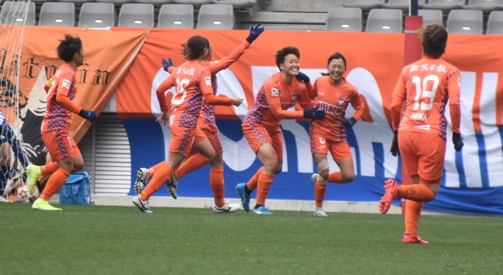 今季新加入の茨木は初ゴール（右から2人目）（アルビレックス新潟レディース提供）