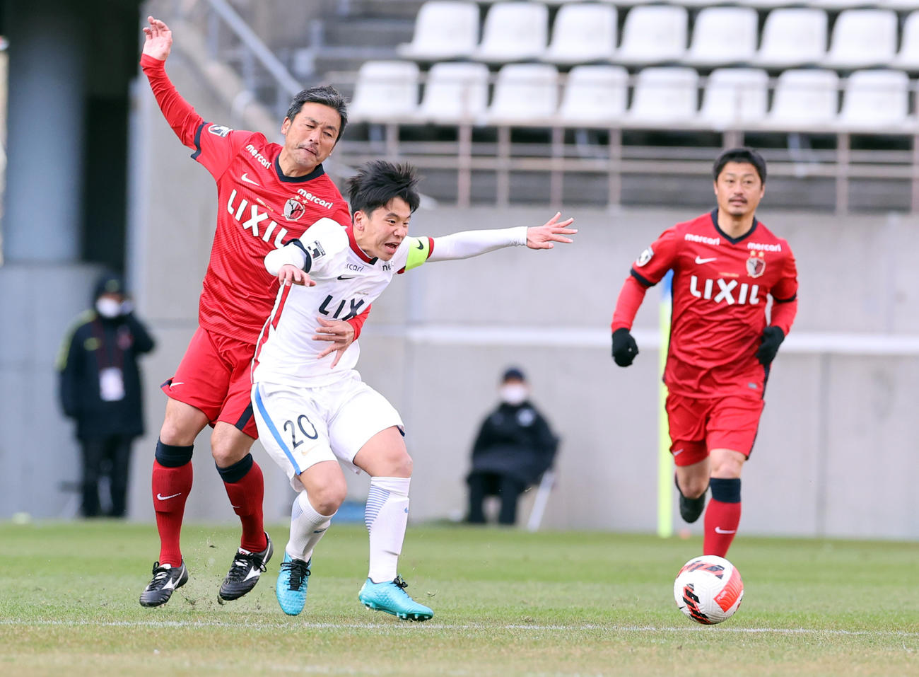 鹿島OB対鹿島アカデミー　30分マッチでボールを競り合う柳沢（左）。右奥は小笠原（撮影・浅見桂子）