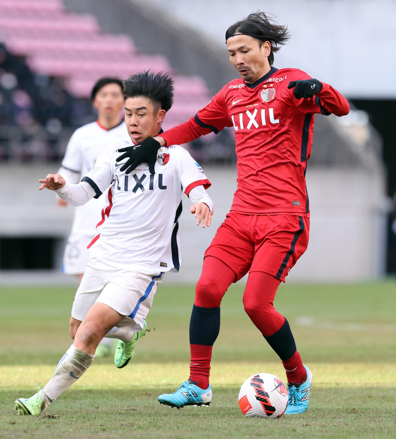 鹿島OB対鹿島アカデミー　30分マッチでゴール前に持ち込む鈴木（右）（撮影・浅見桂子）