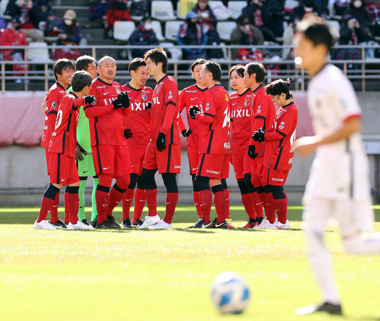 鹿島OB対鹿島アカデミー　試合前、アカデミーの選手を見つめる秋田（左から4人目）らOBチーム（撮影・浅見桂子）