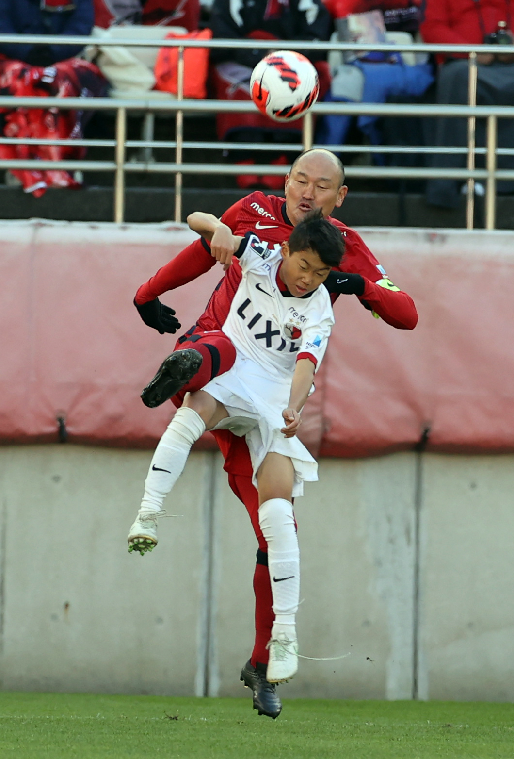 鹿島OB対鹿島アカデミー　30分マッチでアカデミーの選手とボールを競り合う秋田豊（奥）（撮影・浅見桂子）