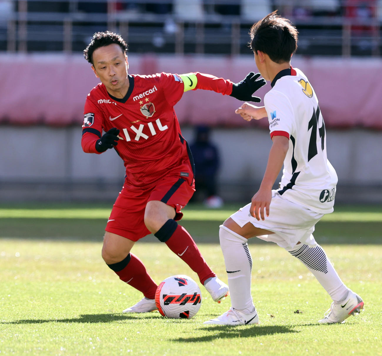 鹿島OB対鹿島アカデミー　30分マッチで相手にチェックに行く本田（左）（撮影・浅見桂子）