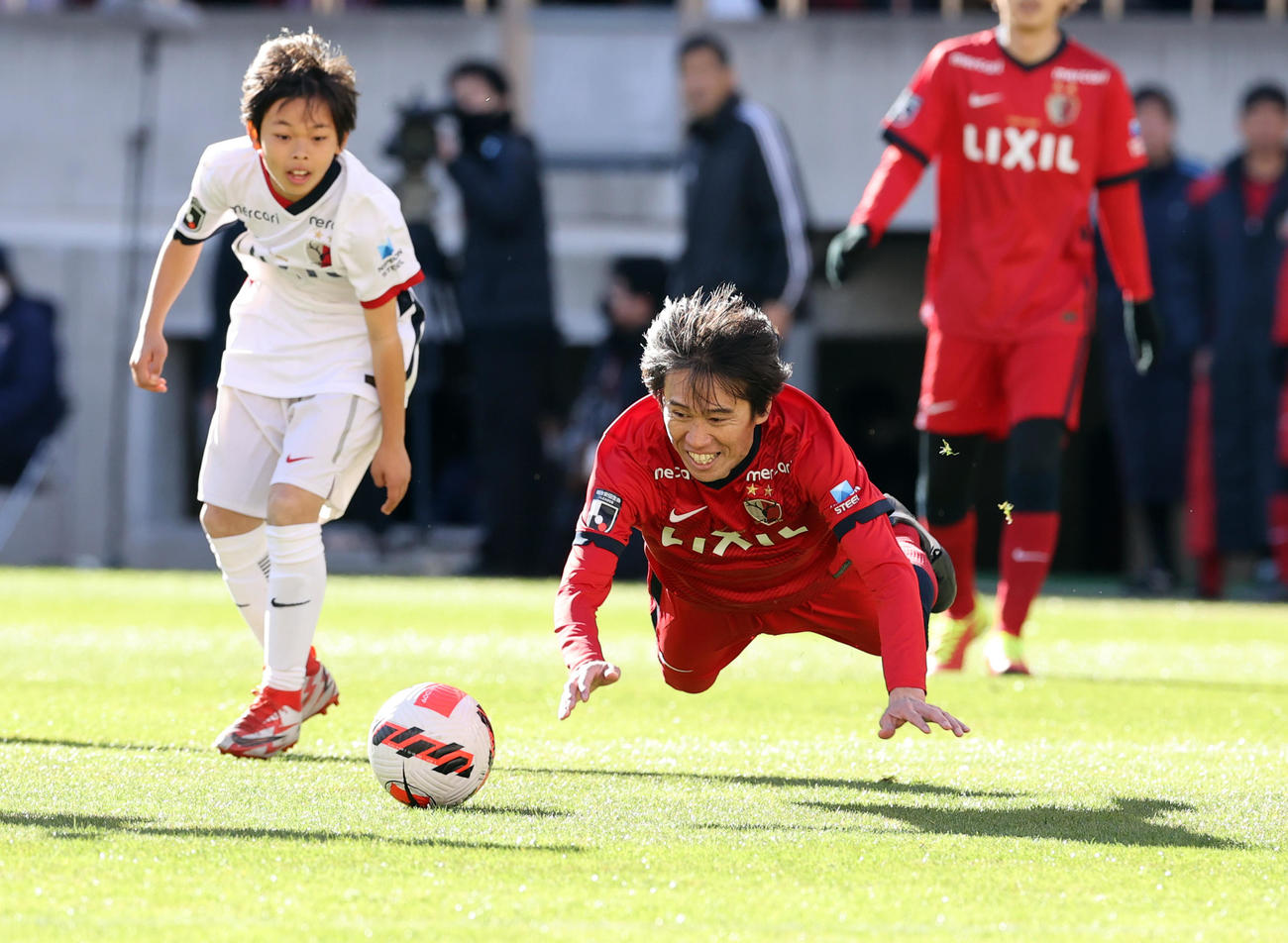 鹿島OB対鹿島アカデミー　30分マッチでボールに飛び込む熊谷（右）（撮影・浅見桂子）