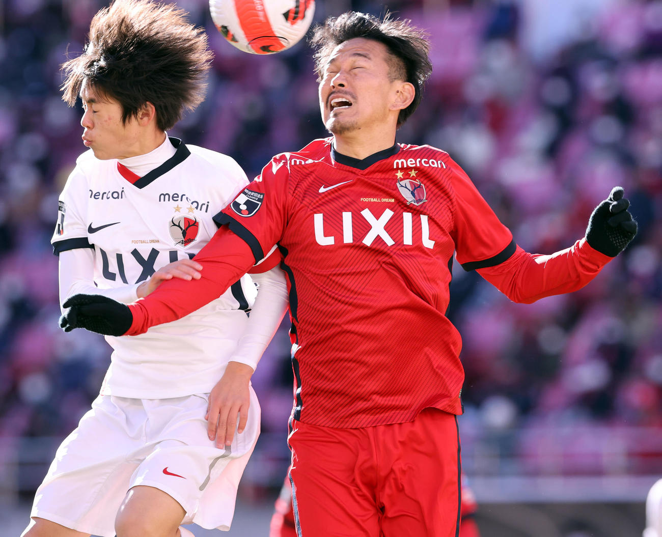 鹿島OB対鹿島アカデミー　30分×5マッチで、ゴール前のボールを競り合う石神（右）（撮影・浅見桂子）