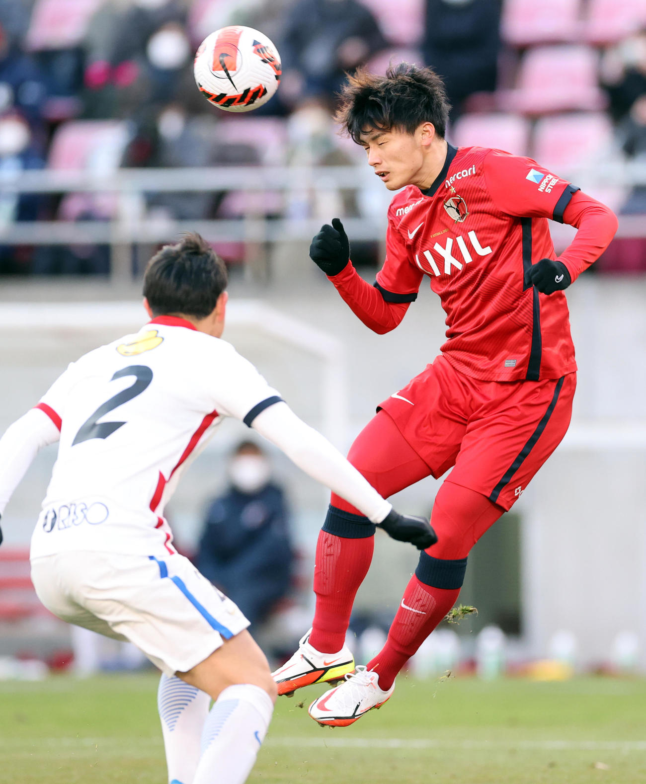 鹿島OB対鹿島アカデミー　30分×5マッチで、ヘディングでパスを出す上田（右）（撮影・浅見桂子）