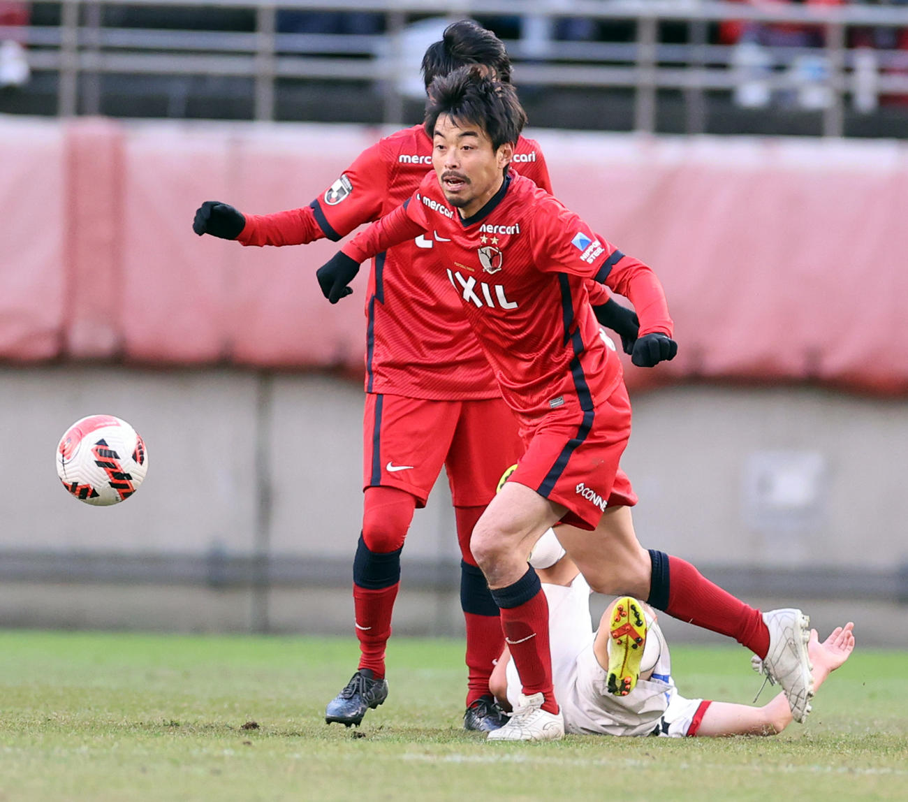 鹿島OB対鹿島アカデミー　30分×5マッチで、相手パスをクリアする青木（手前）（撮影・浅見桂子）