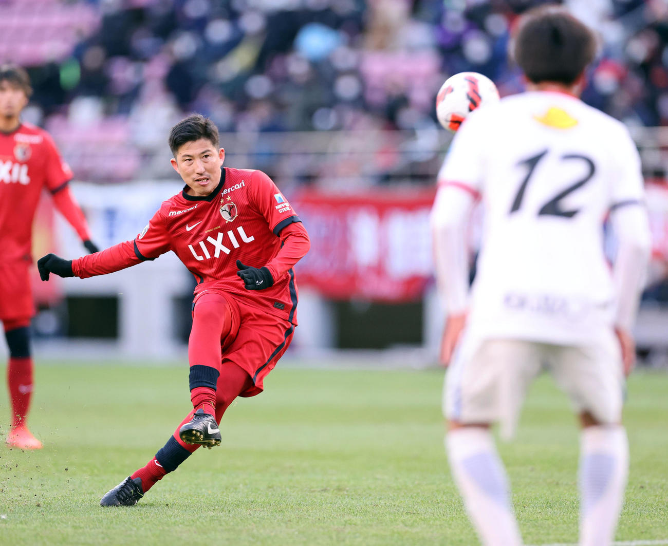 鹿島OB対鹿島アカデミー　30分×5マッチでFKを蹴る野沢拓也（撮影・浅見桂子）