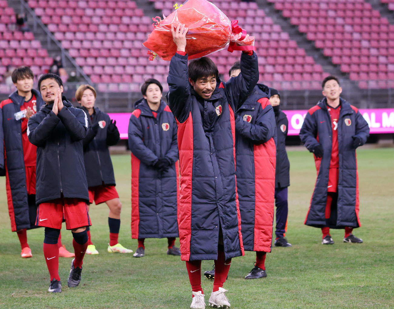鹿島OB対鹿島アカデミー　現役引退を表明していた青木（中央）は古巣鹿島イレブンから花束を贈られスタンドにあいさつする（撮影・浅見桂子）