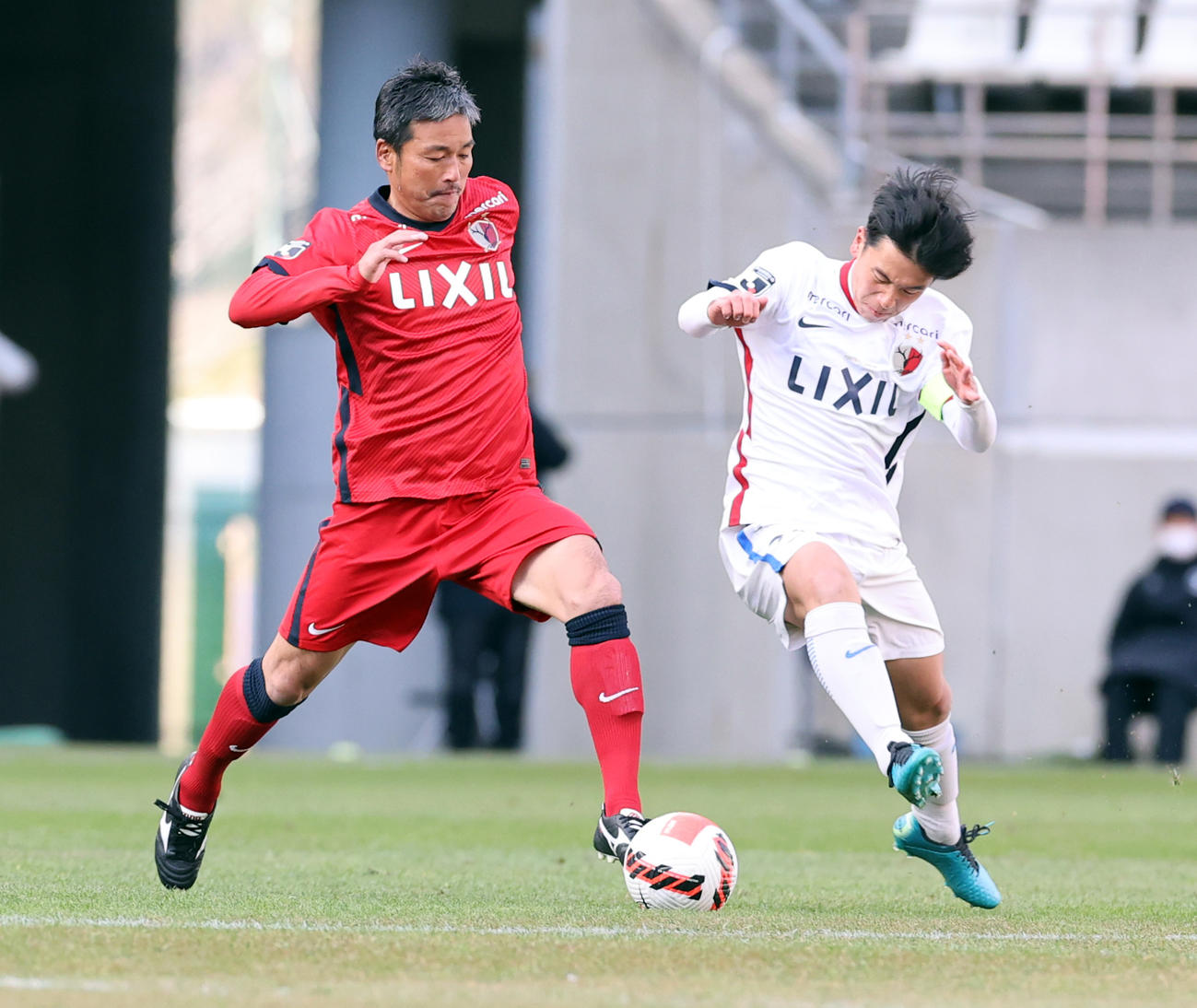 鹿島OB対鹿島アカデミー　30分マッチでボールを競り合う柳沢（左）（撮影・浅見桂子）