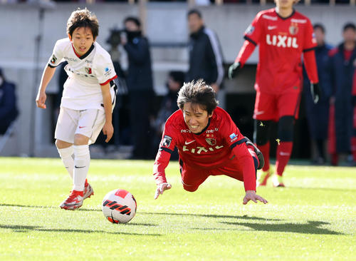 鹿島OB対鹿島アカデミー　30分マッチでボールに飛び込む熊谷（右）（撮影・浅見桂子）