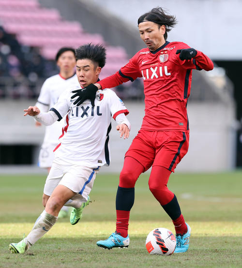 鹿島OB対鹿島アカデミー　30分マッチでゴール前に持ち込む鈴木（右）（撮影・浅見桂子）
