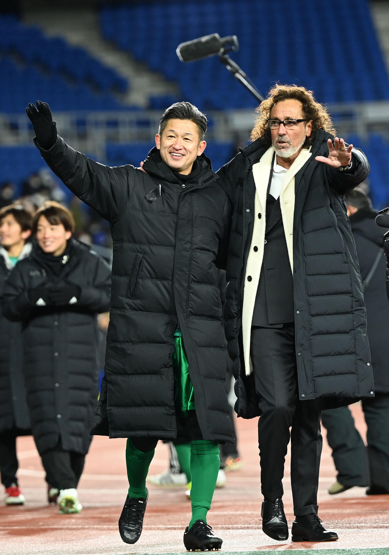 サポーターに笑顔で手を振るカズ（左）とラモス氏（撮影・横山健太）
