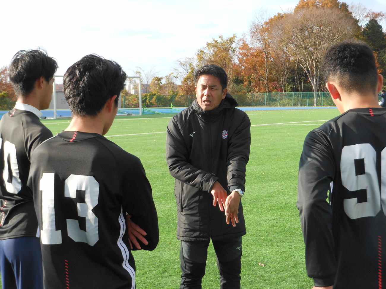 滝川二・亀谷誠監督（中央）はプロ指導者として新たな挑戦を行う