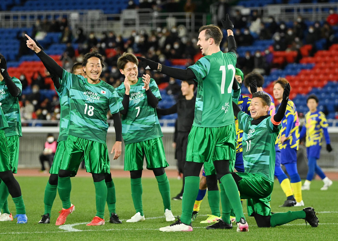 JAPAN ALL STAR 2021　ゴールを決めてカズダンスを披露し笑顔のカズ（右）（撮影・横山健太）