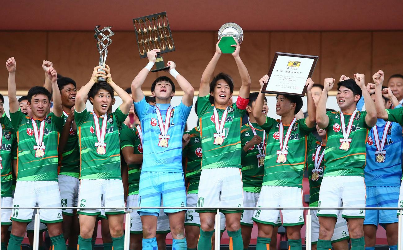 19年12月、プレミアリーグファイナルを制し、優勝カップを掲げる青森山田MF武田英寿（中央）