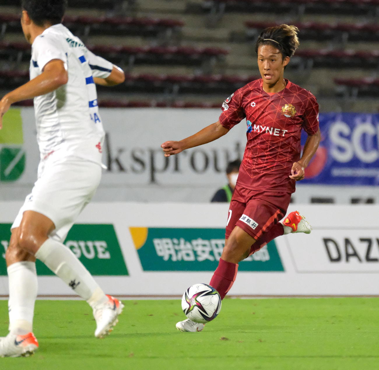 ドリブルで突破する琉球MF武田英寿（右）（Ｃ）FC RYUKYU