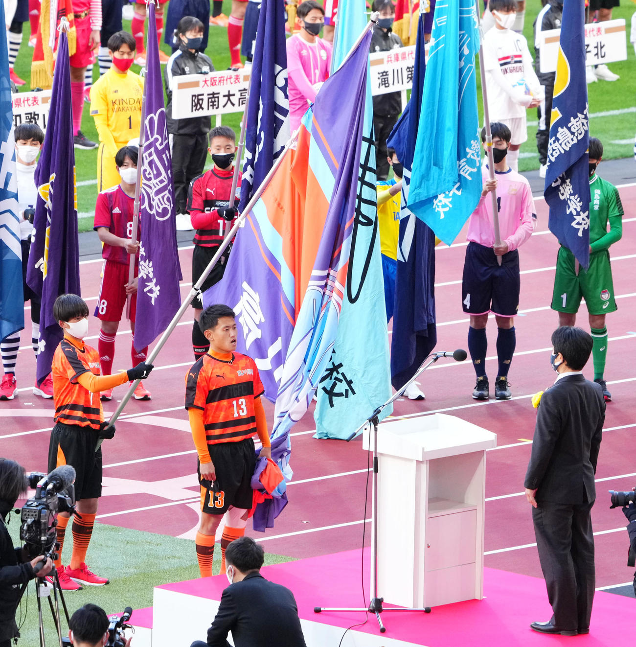 開会式で選手宣誓をする高川学園・奥野（中央）（撮影・横山健太）