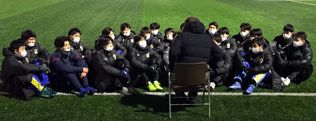 島谷監督（手前）の話を真剣な表情で聞く北海の選手たち（撮影・永野高輔）