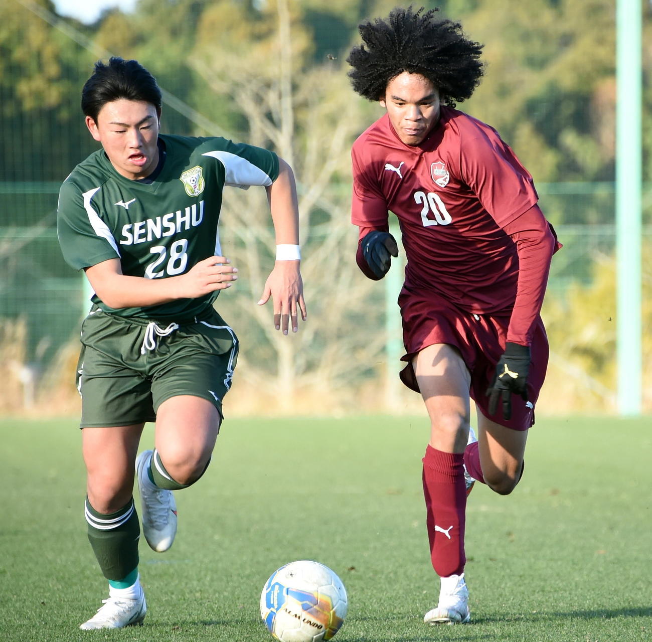 全国選手権前の練習試合で強引に突破するチェイス・アンリ（右）