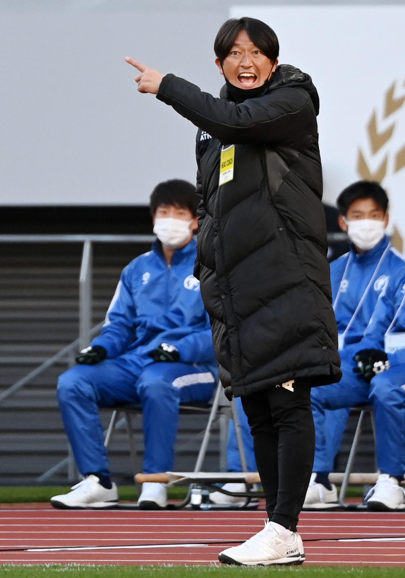 関東第一対中津東　後半、指示を出す関東第一・小野監督（撮影・横山健太）