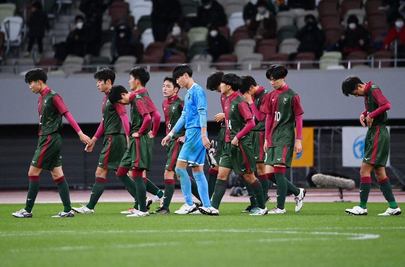 関東第一対中津東　試合に敗れ肩を落とす中津東イレブン（撮影・横山健太）