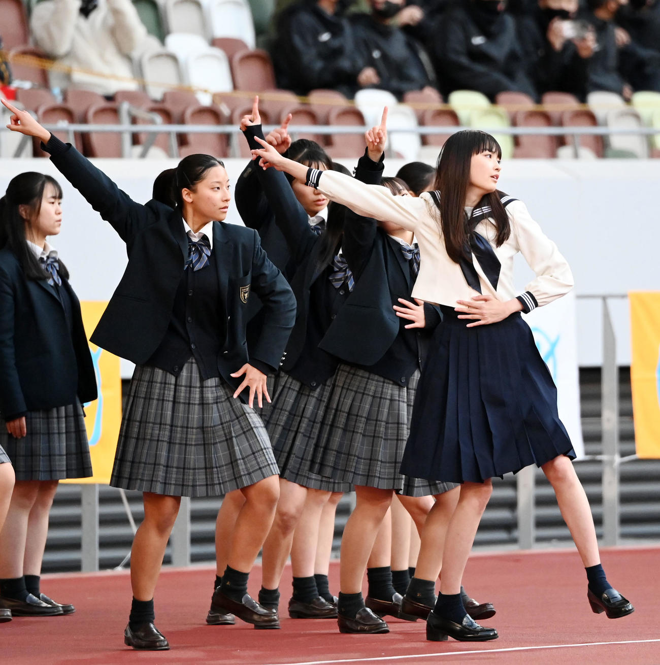 ハーフタイム中のダンスパフォーマンスに登場した茅島みずき（右）（撮影・横山健太）
