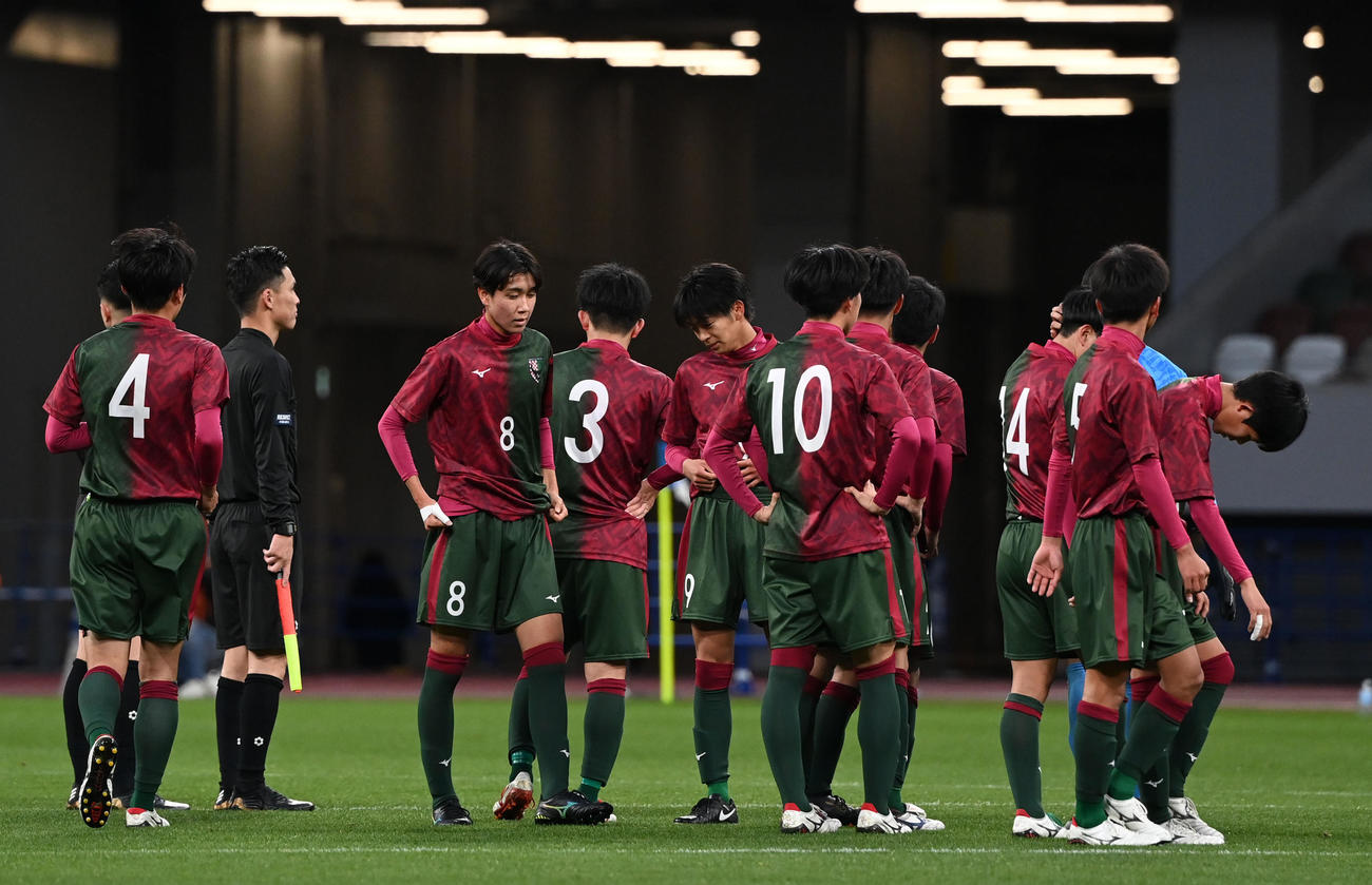 関東第一対中津東　試合に敗れ肩を落とす中津東イレブン（撮影・横山健太）