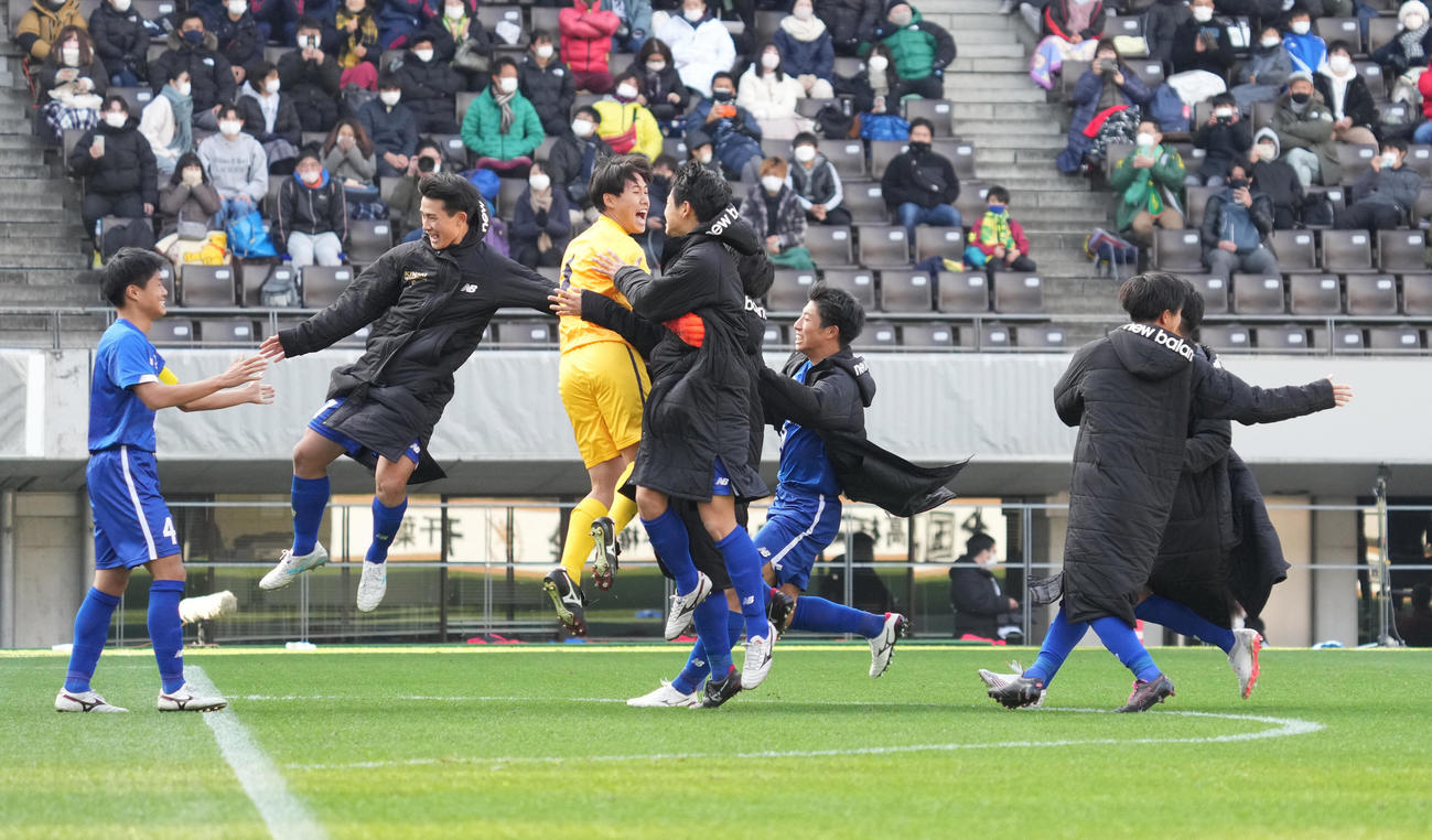 流通経大柏対近大和歌山　PK戦を制し喜ぶ近大和歌山イレブン（撮影・小沢裕）