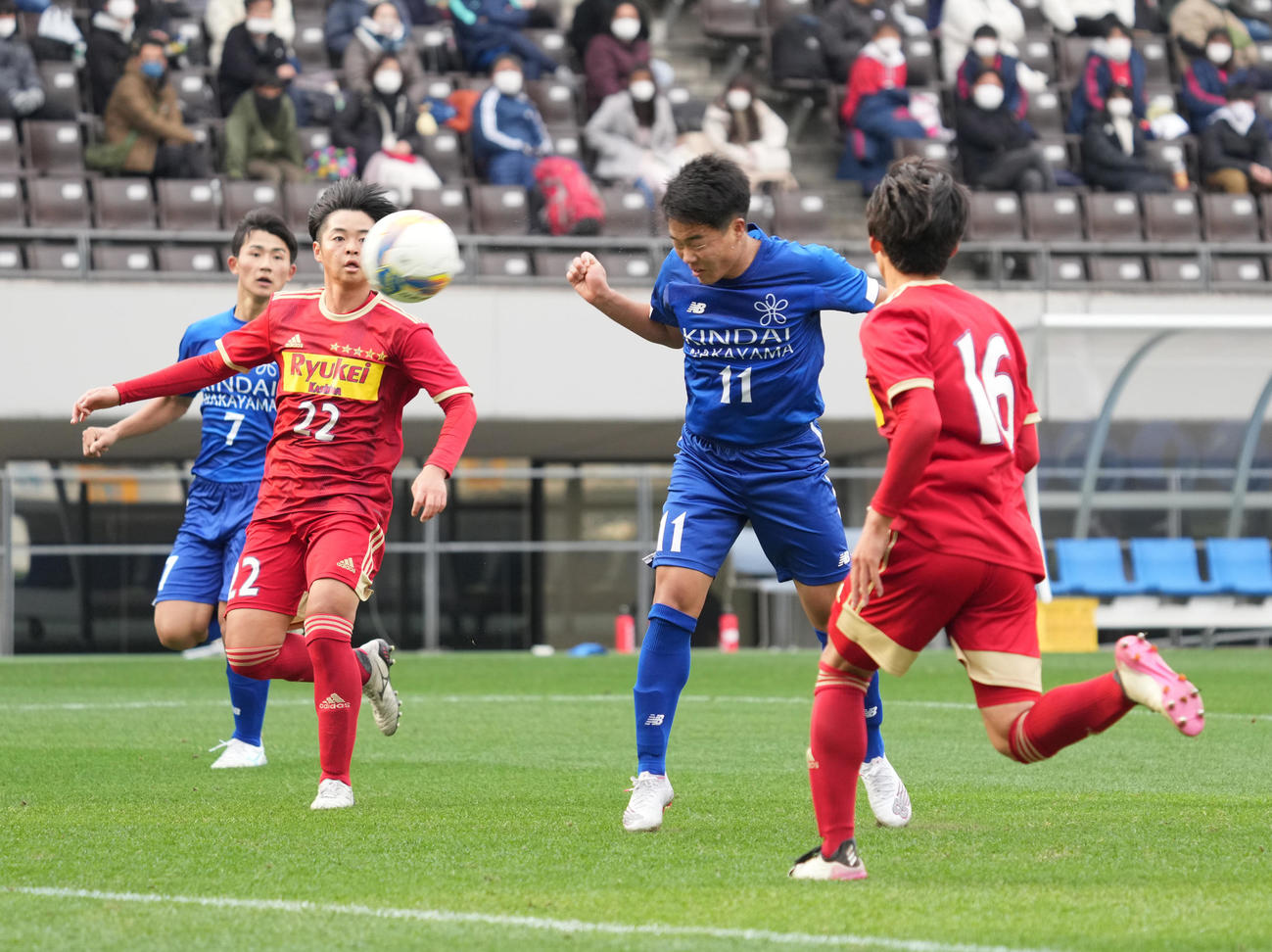 後半、近大和歌山・谷口（中央）は同点ゴールを奪う（撮影・小沢裕）