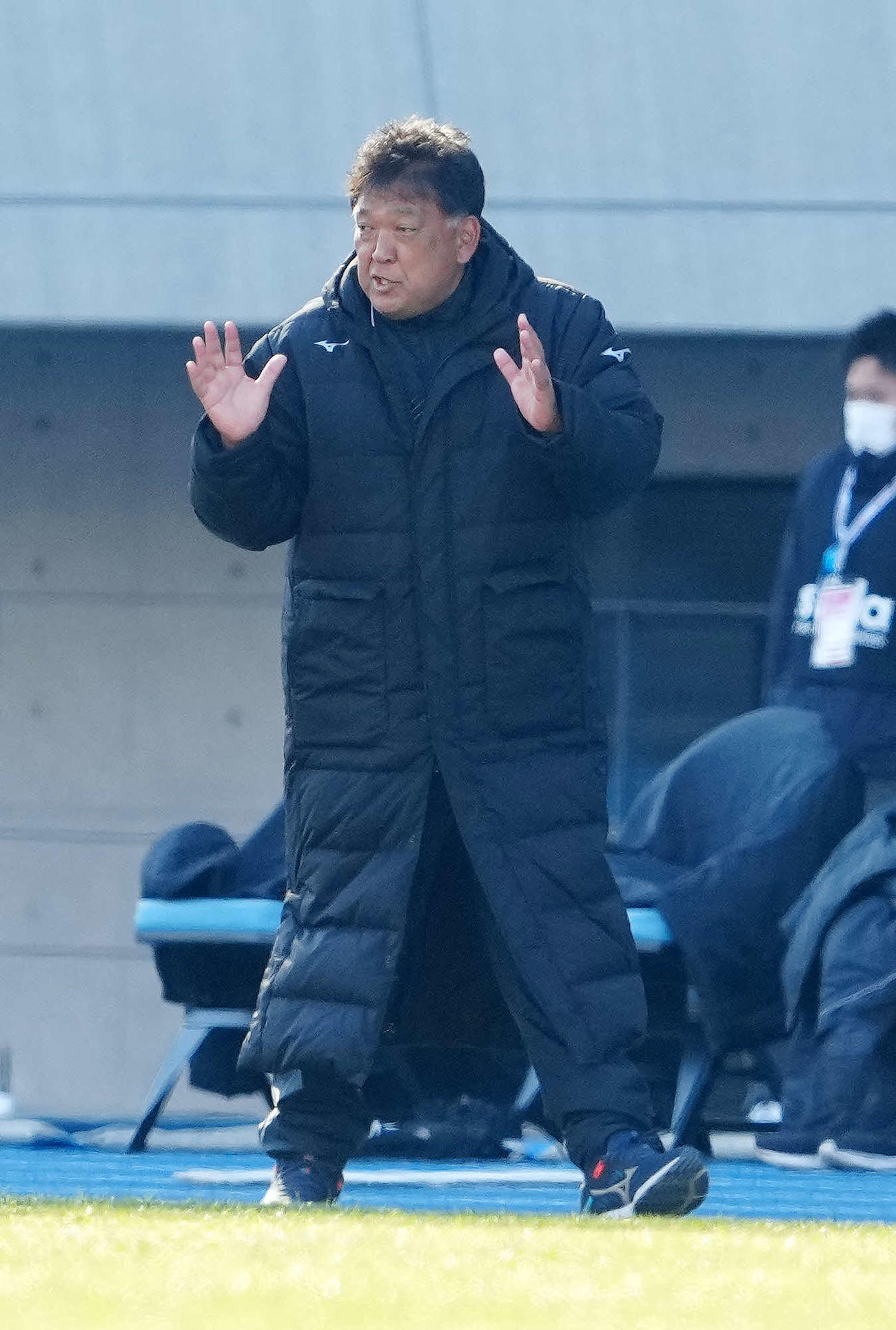 桐光学園対西原　後半、指示を出す西原・玉城監督（撮影・江口和貴）